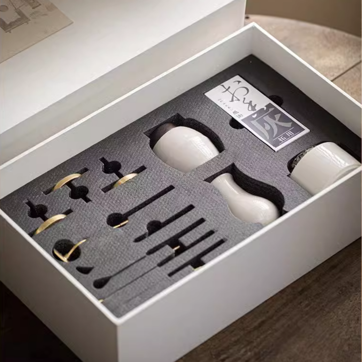 Luxury Kit Cerámica Blanco Alto Tapa Plateada Incluye Ceniza Blanca (60g) e Incienso (60g)