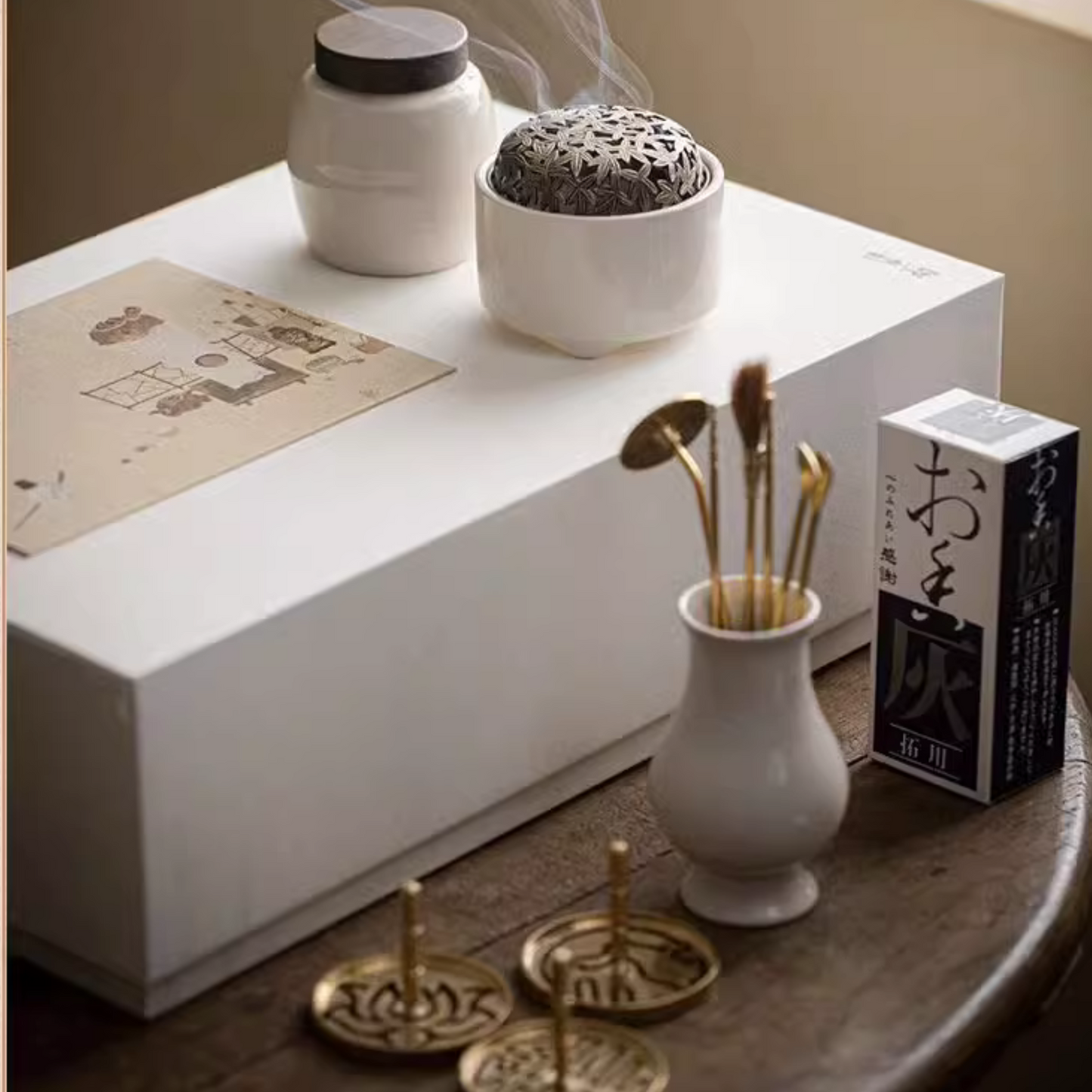 Luxury Kit Cerámica Blanco Alto Tapa Plateada Incluye Ceniza Blanca (60g) e Incienso (60g)