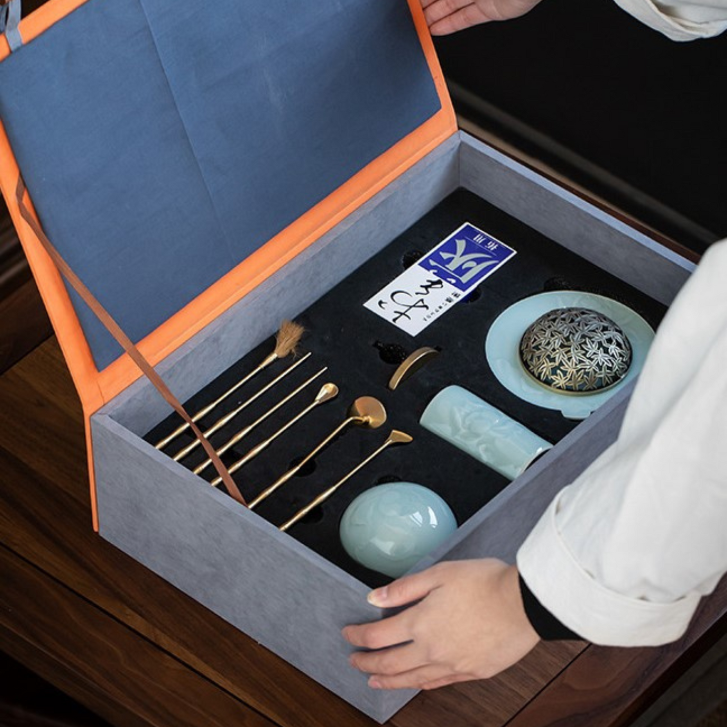 Luxury Kit Cerámica Azul Plano Tapa Plateada Incluye Ceniza Blanca (60g) e Incienso (20g)