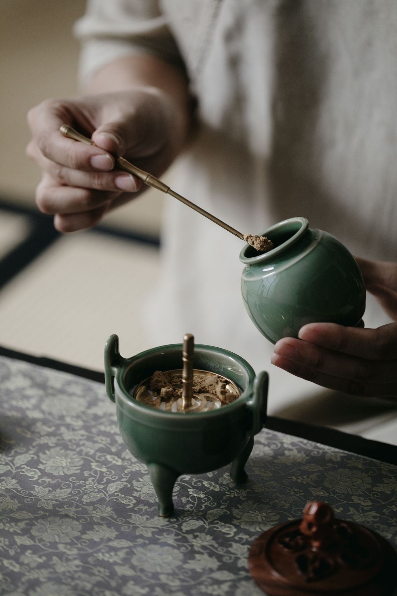 Luxury Green Ceramic Kit Low Tripod Includes White Ash (60g) and Incense (60g)