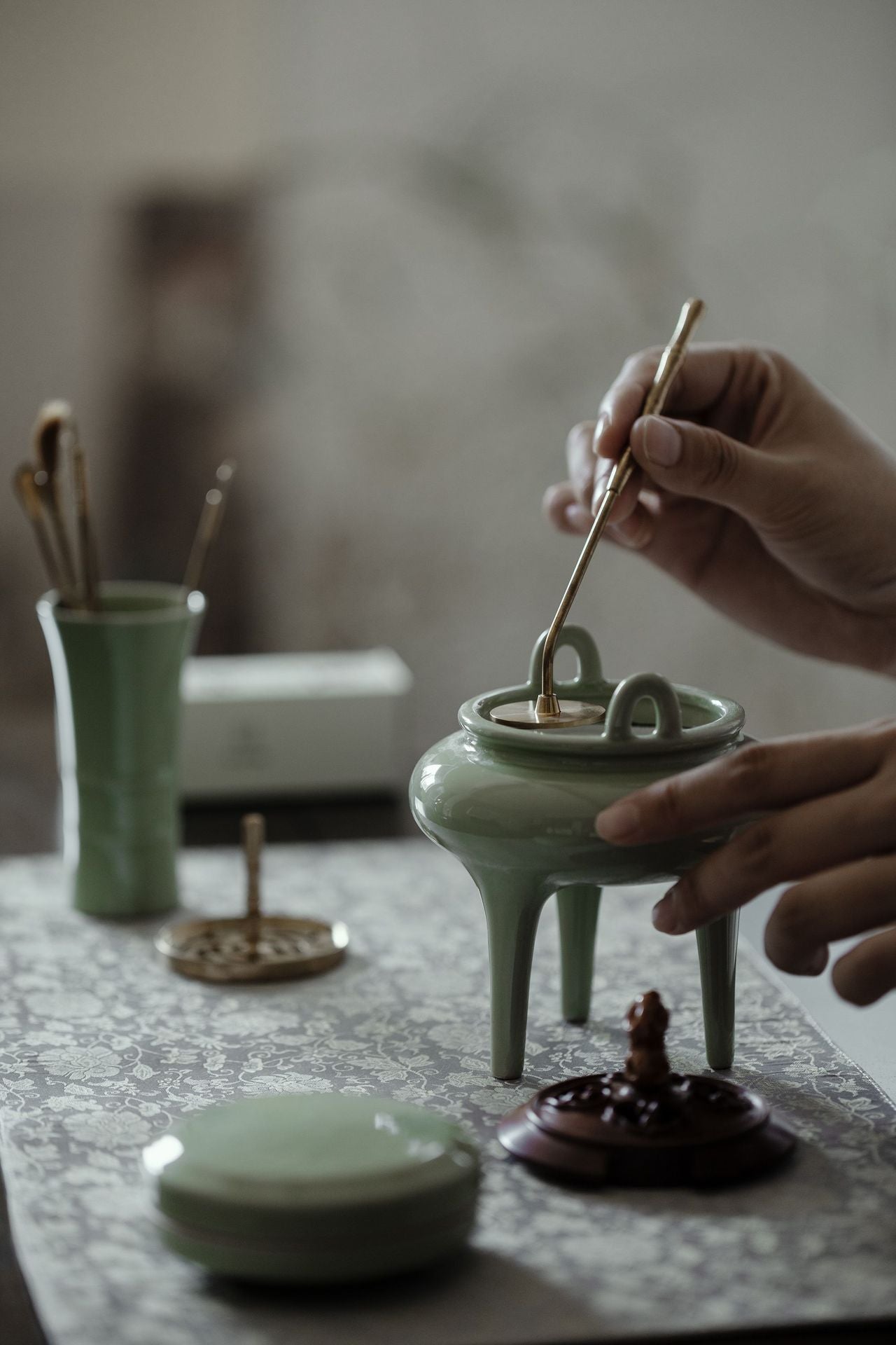 Luxury Green Ceramic Kit with Tall Tripod Includes White Ash (60g) and Incense (60g)